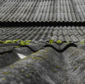 Travaux en hauteur sur toiture en fibre-ciment